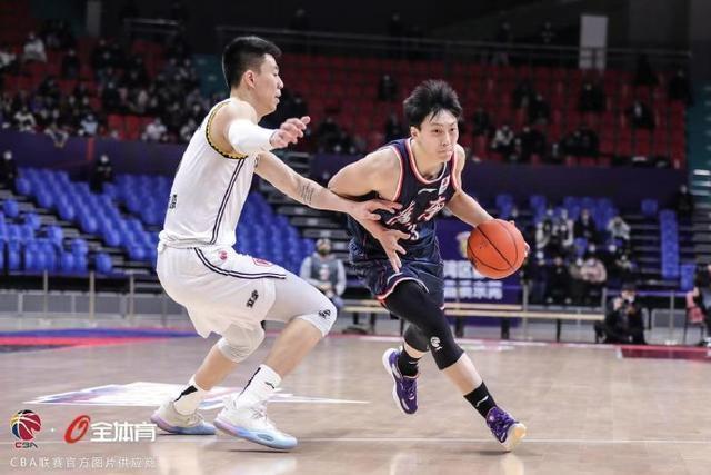 华体会下载-队员合力攻守，见证比赛上的精彩对决