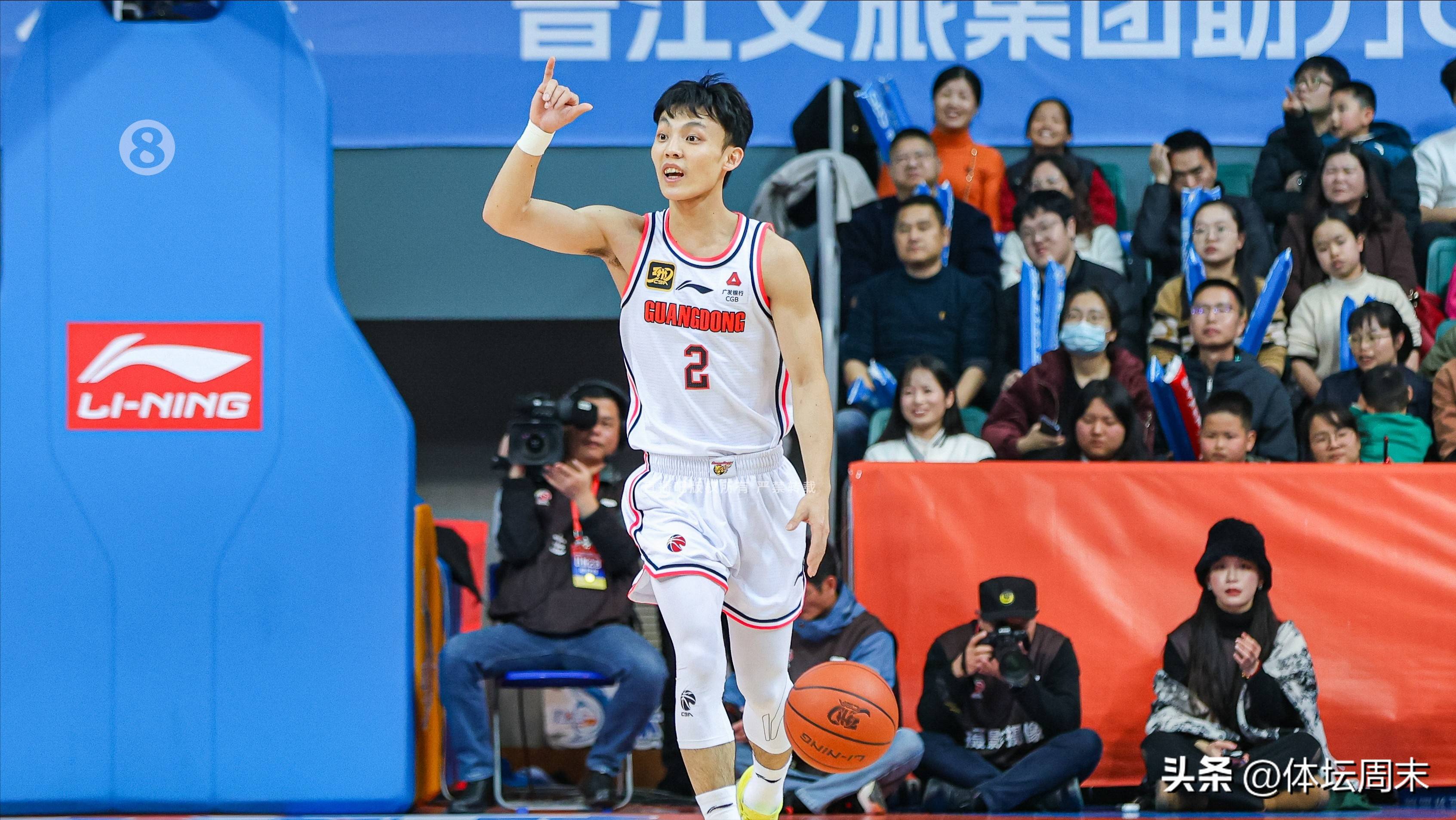 队员合力攻守,见证比赛上的精彩对决 队员合力攻守,见证比赛上的精彩对决